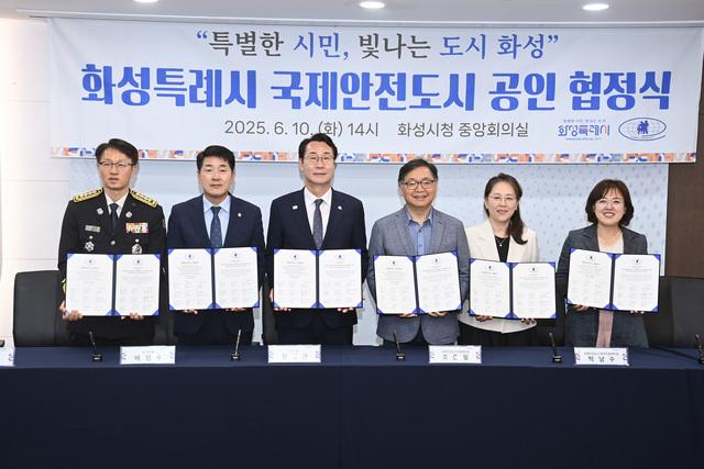 NSP통신-10일 배정수 화성시의회 의장(왼쪽 두번째)과 정명근 화성시장(왼쪽 세번째) 및 관계자들이 협정식 후 기념촬영을 하고 있다. (사진 = 화성시의회)