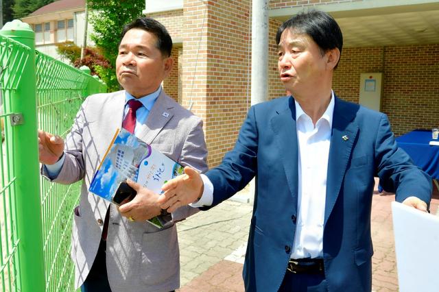 NSP통신-신경호 교육감이 최문순 군수와 함께 화천고 이전 예정부지를 합동으로 현장 방문한 모습. (사진 = 강원도교육청)