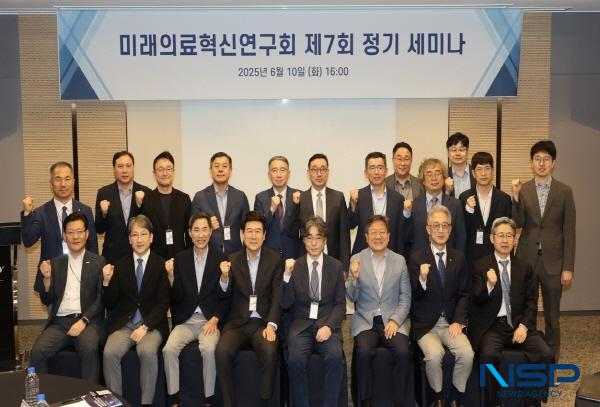 NSP통신-이강덕 포항시장은 10일 서울 보코서울강남에서 열린 미래의료혁신연구회 제7회 정기세미나에 참석해 지역의료 혁신과 의사과학자 양성의 중요성을 강조하며 포스텍 의과대학 설립을 새 정부 국정과제에 반드시 반영해야 한다고 강력히 주장했다. (사진 = 포항시)