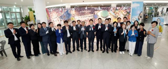 NSP통신-10일 경기도의회 1층 로비에서 열린 만화, 시대와 민주주의를 만나다 개막식 기념촬영 모습. (사진 = 경기도의회)