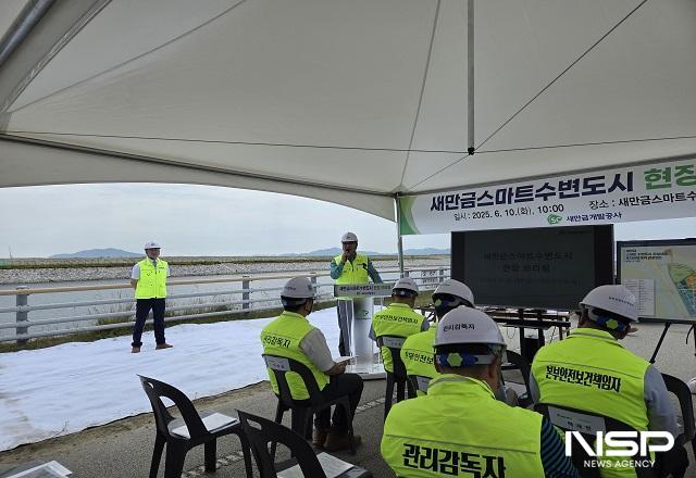 NSP통신-나경균 새만금개발공사 사장이 10일 새만금스마트수변도시 현장 브리핑을 개최하고, 통합개발계획 변경 내용과 올해 하반기 첫 분양계획을 발표하고 있다. (사진 = 김광석 기자)