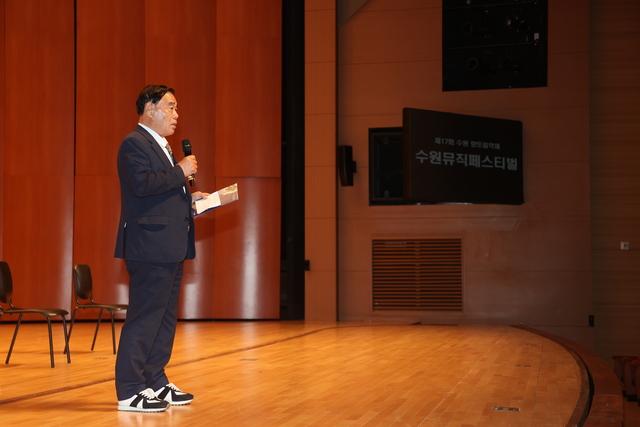 NSP통신-10일 이재식 수원시의회 의장이 축사를 하는 모습. (사진 = 수원시의회)
