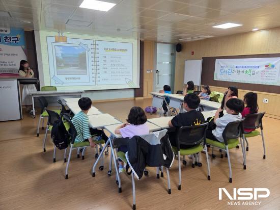 NSP통신-도서관 견학과 이용 교육이라는 주제 첫 수업 (사진 = 광양시청)