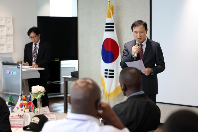 NSP통신-10일 임태희 경기도교육감(오른쪽)이 발언을 하는 모습. (사진 = 경기도교육청)