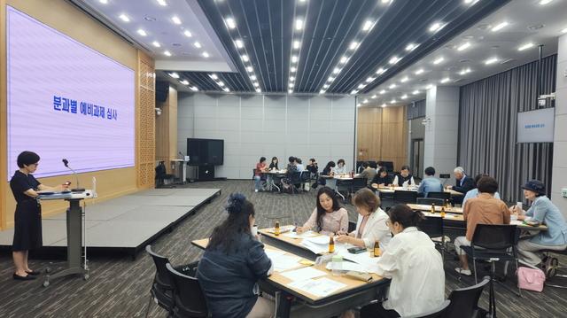NSP통신-10일 열린 2025년 성별영향평가 대상사업 선정을 위한 예비과제 심사회의 모습. (사진 = 수원시)