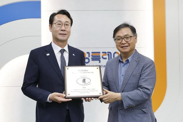 NSP통신-10일 정명근 화성시장(왼쪽)과 조준필 제안전도시공인센터장이 기념촬영을 하는 모습. (사진 = 화성시)
