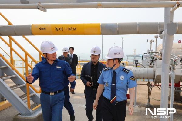 NSP통신-김기용 여수해경서장이 대형 원유 취급 해양시설을 방문해 현장을 점검했다. (사진 = 여수해경)