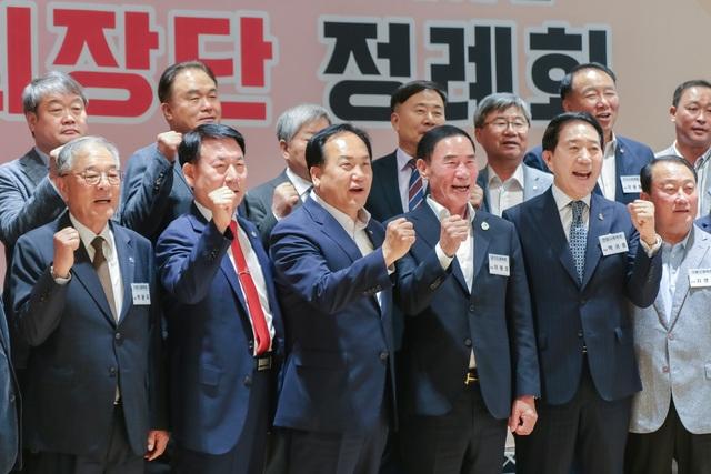 NSP통신-9일 이권재 오산시장(왼쪽 세번째)과 정례회 참석자들이 기념촬영을 하는 모습. (사진 = 오산시)