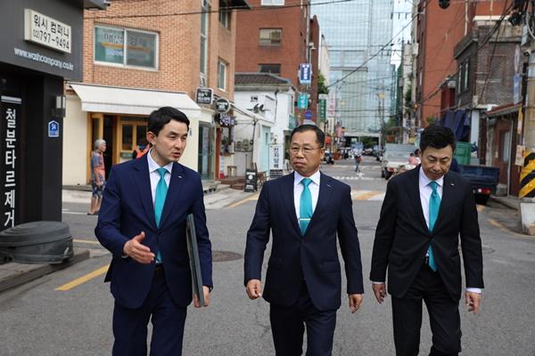 NSP통신-포스코이앤씨 정희민 사장과 임직원들이 용산 정비창 전면1구역 현장을 직접 둘러보고 있다. (사진 = 포스코이앤씨)