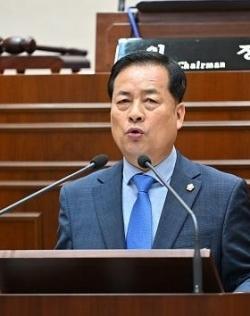 NSP통신-완주군의회 서남용 의원이 11일 제293회 완주군의회 제1차 정례회 2차 본회의에서 5분 자유발언을 하고 있다. (사진 = 완주군의회)