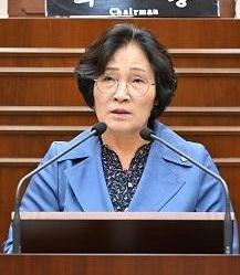 NSP통신-완주군의회 이순덕 의원이 11일 제293회 완주군의회 제1차 정례회 2차 본회의에서 5분 자유발언을 하고 있다. (사진 = 완주군의회)