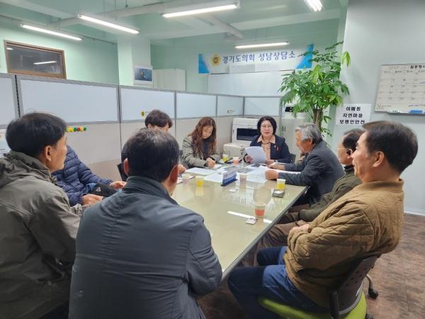 NSP통신-이서영 경기도의원이 10일 성남시 이매동 자연마을 보행자 안전 보행로 확보 관련 간담회를 하고 있다. (사진 = 이서영 의원실)