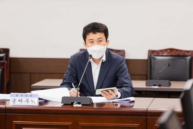 NSP통신-송바우나 안산시의원이 제297회 안산시의회 제1차 정례회 도시환경위원회에서 안산시 유해야생동물 피해예방 등에 관한 조례안에 대해 설명하고 있다. (사진 = 안산시의회)