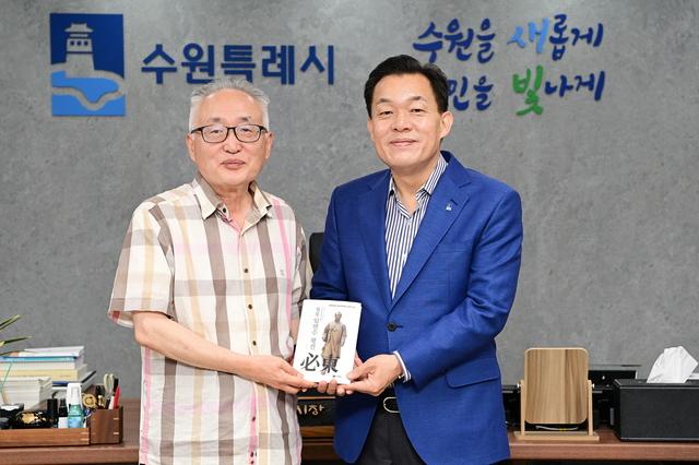NSP통신-11일 이재준 수원시장(오른쪽)과 박환 고려학술문화재단 이사장이 평전을 들고 기념 촬영을 하고 있다. (사진 = 수원시)