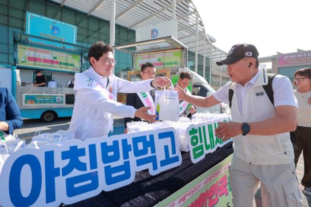 NSP통신-이상일 용인특례시장이 11일 아침 용인백옥쌀 아침밥 먹기 캠페인에 참여해 시민들에게 아침밥을 나눠주고 있다. (사진 = 용인특례시)