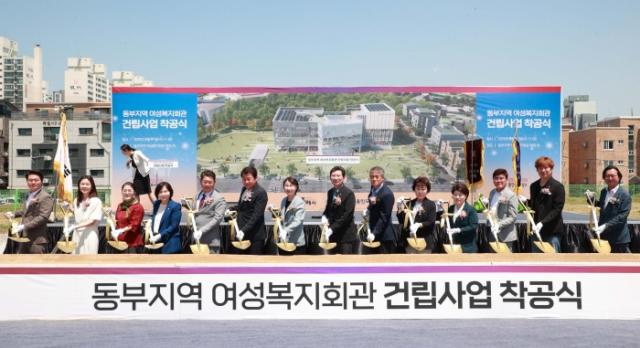 NSP통신-용인특례시 처인구 마평동 573-28번지 일원에서 개최된 동부지역 여성복지회관 착공식에서 이상일 시장을 비롯한 참여 내빈들이 첫 삽을 뜨고 있다. (사진 = 용인특례시)