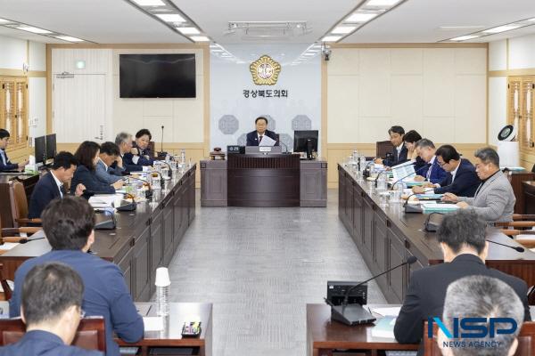 NSP통신-경상북도의회는 제356회 제1차 정례회 기간 중인 11일 의장단, 상임위원장, 예산결산특별위원장이 참석한 가운데 연석회의를 열어 제21대 대통령 대선공약과 관련해 경상북도 추진상황을 점검하고 주요 현안 사항을 논의했다. (사진 = 경상북도의회)