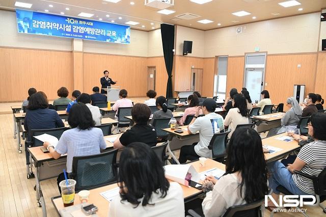 NSP통신-유희태 군수가 11일 감염취약시설 감염관리자를 대상으로 실시한 감염예방관리 및 심리치유 교육에서 인사말을 하고 있다. (사진 = 완주군)