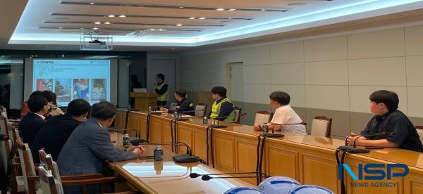 NSP통신-한국교통안전공단은 국토교통부, 지자체, 화물공제조합 등 관계기관과 함께 11일 부산항 신선대컨테이너터미널에서 항만 내 교통사고 및 위험물질 사고예방을 위한 위험물질 운송차량 점검을 실시했다. (사진 = 한국교통안전공단)