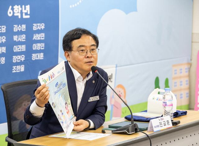 NSP통신-진교훈 서울 강서구청장이 11일 구청 대회의실에서 열린 제16기 강서꿈동산 어린이기자 발대식에서 강서구 어린이 소식지인 강서꿈동산을 소개하고 있다 (사진 = 서울 강서구)