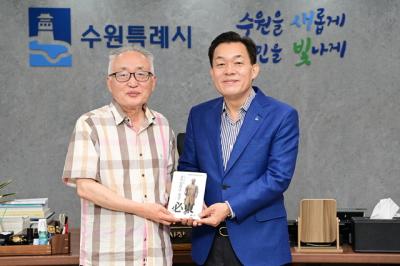 [NSP NEWS Image]이재준 수원시장 임면수 평전 저자에게 수원독립운동가 활동 들려 달라