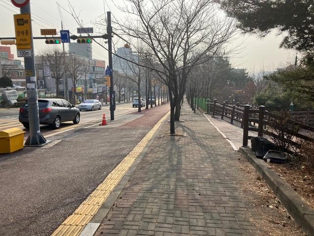 NSP통신-확장 공사가 진행될 광교산로 교통 혼잡구간 도로 모습. (사진 = 수원시)