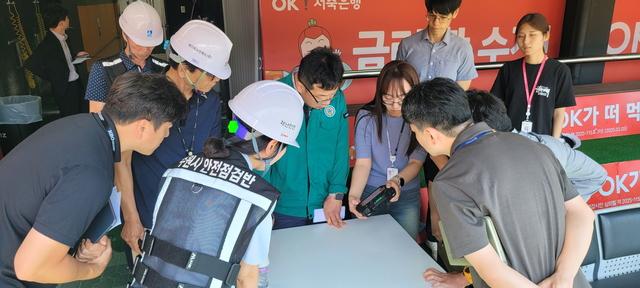 NSP통신-11일 김현수 수원시 제1부시장(가운데)과 점검반이 KT위즈파크에서 드론을 활용해 시설 점검을 하는 모습. (사진 = 수원시)
