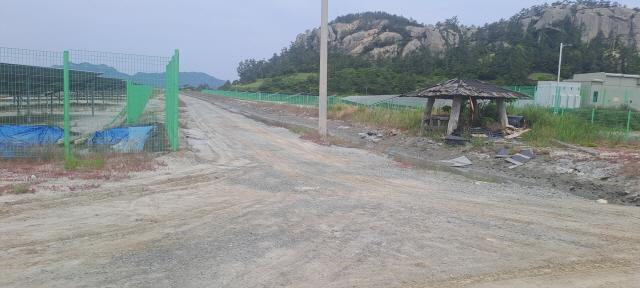 NSP통신-태양광발전 시설 밀려 사라지고 있는 옛 대동염전 부지 일대와 떡메산 풍광 (사진 = 윤시현 기자)