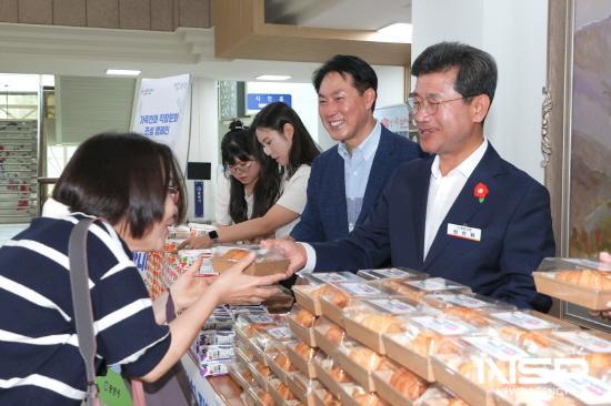 NSP통신-정인화 시장 출근하는 직원 직접 빵과 음료 전달 (사진 = 광양시청)