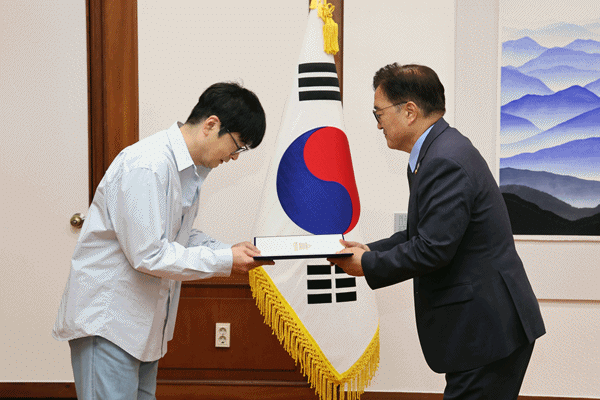 NSP통신-우원식 국회의장(우)이 탁현민 전 청와대 의전비서관을 국회의장 행사기획자문관에 위촉하고 임명장을 수여하고 있다. (사진 = 국회의장 공보 수석실)
