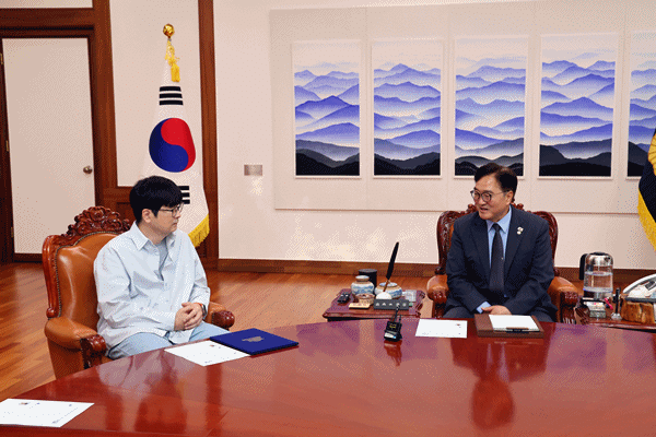 NSP통신-탁현민 국회의장 행사기획자문관(좌)와 우원식 국회의장(우) (사진 = 국회의장 공보 수석실)