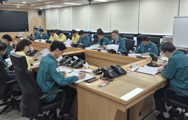 NSP통신-12일 시청 상황실에서 정구원 제1부시장 주재로 안전대책 추진상황 점검회의가 진행되고 있다. (사진 = 화성시)