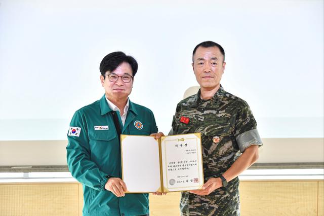 NSP통신-김병수 김포시장이 최영길 사단장을 신규 통합방위협의회 위원으로 위촉했다. (사진 = 김포시)