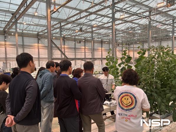 NSP통신-순천시 농업인대학 교육생들이 국립순천대학교 농업과학교육원 유리온실에서 스마트팜 실습교육을 받고있다 (사진 = 순천시)