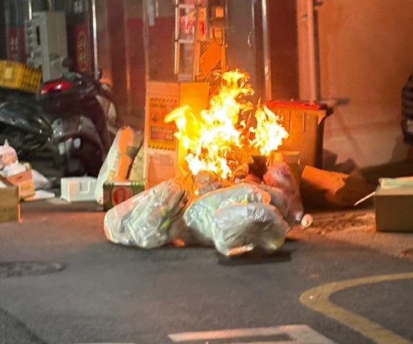 NSP통신-포항세명기독병원 응급의료센터 소속 직원들이 퇴근길에 목격한 화재를 신속히 진압하며 자칫 대형 화재로 번질 수 있는 위기를 막아 화제가 되고 있다. 화재 현장 사진 (사진 = 포항세명기독병원)