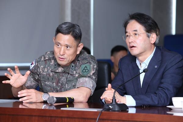 NSP통신-이명철 준장(제60보병사단장)과 이동환 고양시장(우) (사진 = 고양시)