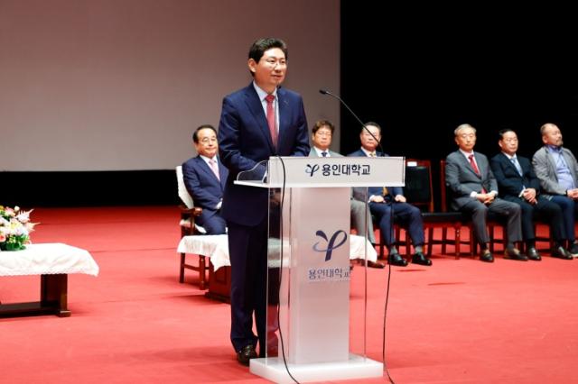 NSP통신-12일 용인대 무도대학 단호홀에서 열린 용인대 개교 72주년 기념식에서 이상일 시장이 축사를 하고 있다. (사진 = 용인특례시)