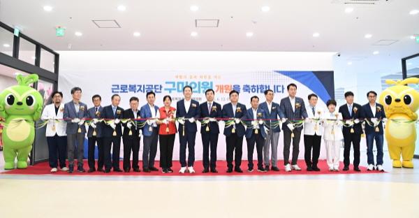 NSP통신-구미시는 12일 전국 기초자치단체 최초의 산재 재활치료 공공의료기관인 근로복지공단 구미의원 개소식을 열고 산재 근로자를 위한 공공재활의료 서비스의 본격적인 시작을 알렸다. (사진 = 구미시)