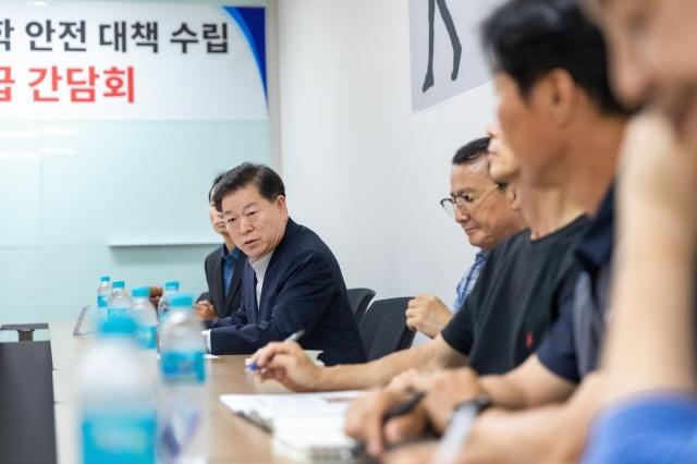 NSP통신-11일 박승원 광명시장이 트리우스광명 입주자대표회의실에서 열린 간담회에 참석하고 있다. (사진 = 광명시)