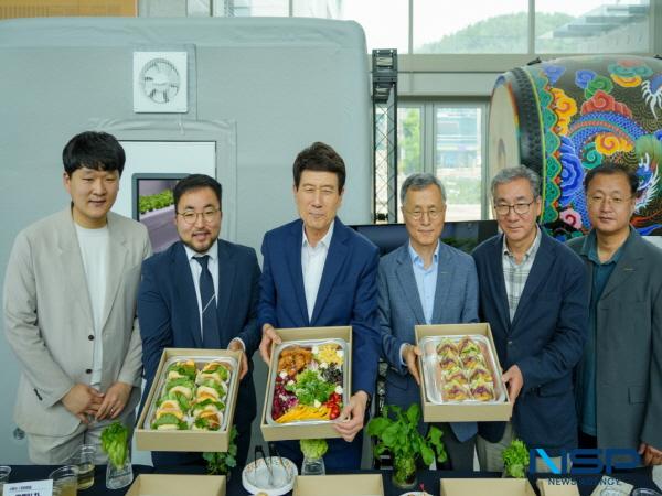 NSP통신-에어팜 수확물을 활용한 신선한 먹거리를 맛볼 수 있는 특별한 시식 행사가 포항시청에서 열렸다. (사진 = 포항시)