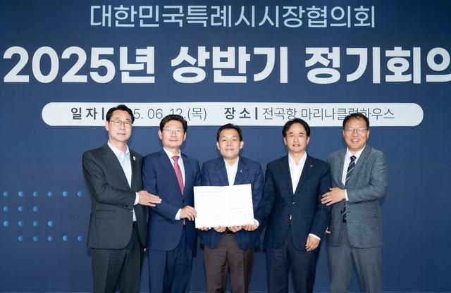 NSP통신-12일 이재준 수원시장(가운데)과 정명근 화성시장(왼쪽 첫번째), 이상일 용인시장(왼쪽 두번째), 장금용 창원시장 권한대행(오른쪽 첫번째), 이동환 고양시장(오른쪽 두번째)이 건의문에 서명 후 기념촬영을 하는 모습. (사진 = 수원시)