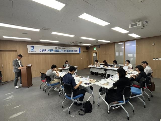 NSP통신-12일 열린 수원시 아동 의료지원 운영위원회 회의 모습. (사진 = 수원시)