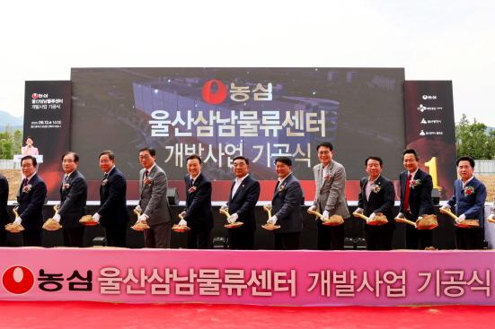 NSP통신-왼쪽 5번째부터 이병학 농심 대표이사, 김두겸 울산광역시장, 이성룡 울산광역시의회 의장, 이순걸 울주군수 (사진 = 농심 제공)