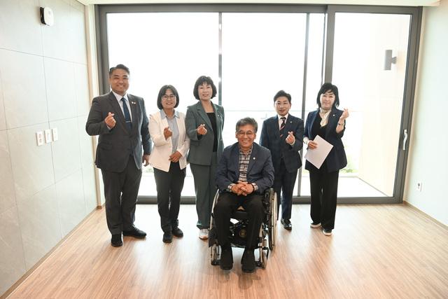 NSP통신-12일 수원시의회 문화복지위원회가 서해마루 유스호스텔에서 기념촬영을 하는 모습. (사진 = 화성시의회)