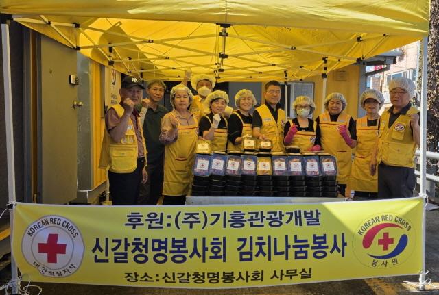 NSP통신-신갈동 용인신갈청명봉사회 김치나눔 봉사 기념촬영 모습. (사진 = 용인특례시)