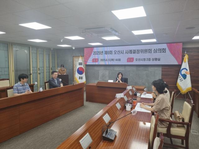 NSP통신-12일 열린 제6회 오산시 사례결정위원회 심의회 모습. (사진 = 오산시)