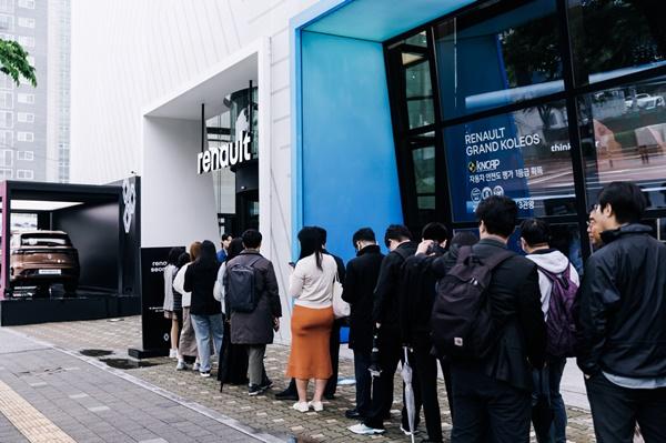 NSP통신-르노코리아 플래그십 스토어 르노 성수에서 고객들이 입장 대기를 하고 있다. (사진 = 르노코리아)