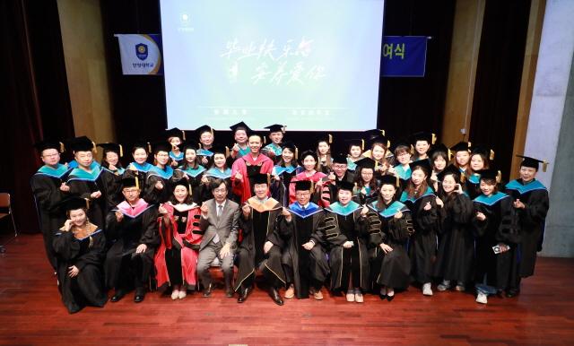NSP통신-안양대학교 2024학년도 후기 대학원 유학생 학위수여식 단체 기념촬영 모습. (사진 = 안양대학교)