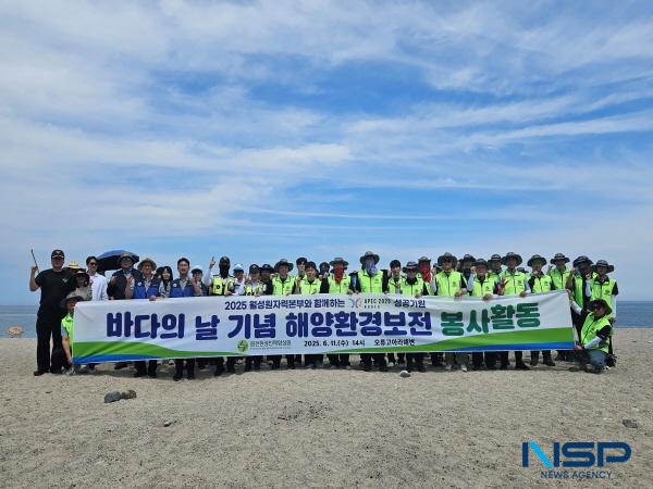 NSP통신-월성원자력본부는 지난 11일 제30회 바다의 날을 기념하여 경주시 감포읍 오류2리 고아라해변에서 경주 해안길 비치코밍(beachcombing) 봉사활동을 시행했다. (사진 = 월성원자력본부)