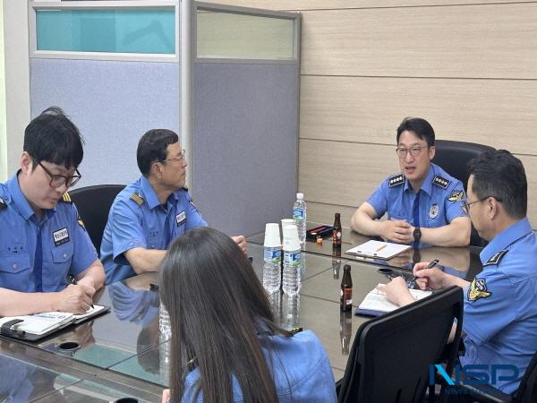 NSP통신-포항해양경찰서는 지난 11일 해양사고 예방과 해상교통 안전 강화를 위해 포항항해상교통관제센터(VTS) 및 한국해양교통안전공단(KOMSA) 포항지사를 방문해 유관기관과의 협업체계를 점검하고 실질적인 협력 방안을 논의했다. (사진 = 포항해양경찰서)